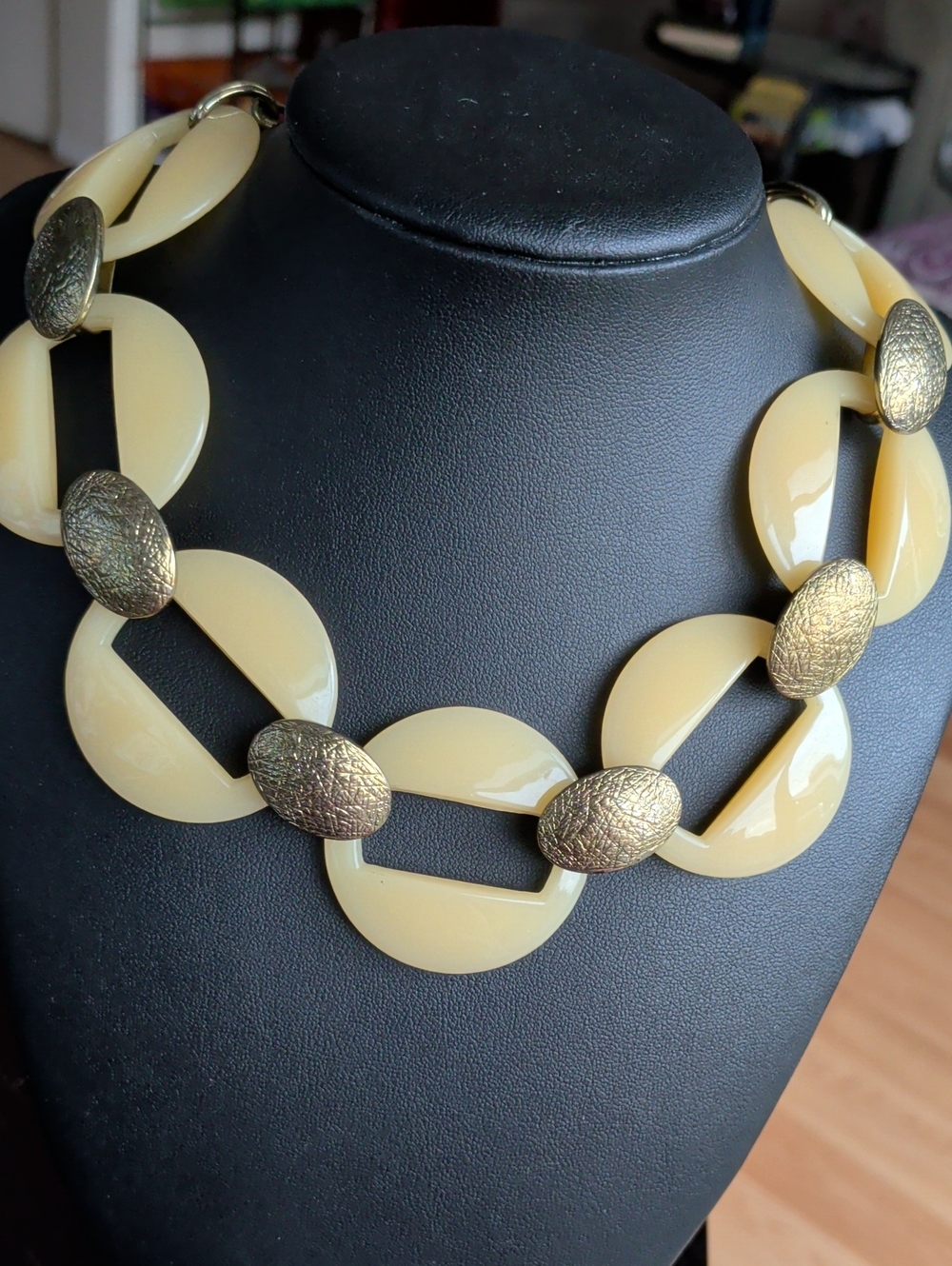 Talbots Chic Cream Link Necklace with Textured Gold Tone Accents